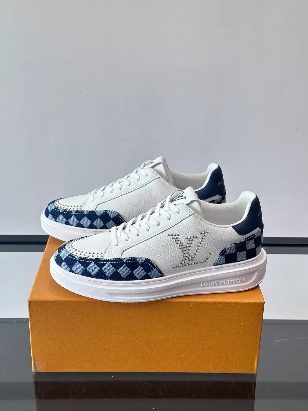 Men's shoes 💰p400 "＊OUIS ＊UITTO＊" new men's casual shoes, made of cowhide material, breathable and comfortable! The upper has the classic LV logo, and the sole is made of T men's shoes 💰pU material, which is wear-resistant and has strong grip. The blue and white color scheme + checkerboard details are fresh and have a street feel. It is very suitable for spring and summer. It can be easily used for daily commuting and leisure. It is very fashionable to wear with shorts, T-shirts or jeans. It is both fashionable and practical. size：38-44